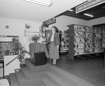 885094 Afbeelding van de presentatie van het boek Buitens binnen Utrecht in het filiaal Oog in Al van de Utrechtse ...